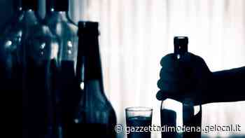 Modena, nel periodo del Covid aumentati gli abusi di alcol. Quasi raddoppiate le persone seguite dall'Ausl. Tanti i giovani - La Gazzetta di Modena