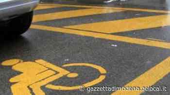 Modena, senza permesso invalidi parcheggia l'auto (non assicurata) in stallo per disabili - La Gazzetta di Modena