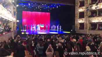 Bandiera ucraina sul palco: il tributo del Regio di Parma alla Compagnia di Kiev - Repubblica TV