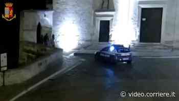 Matera: polizia salva sposa in viaggio di nozze, voleva lanciarsi nel burrone dopo lite col marito - Corriere TV