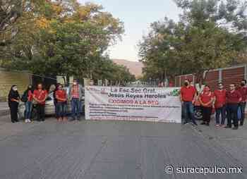 Protestan trabajadores de una secundaria de Iguala; piden el pago de adeudos - El Sur de Acapulco