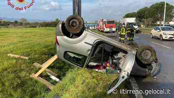 Auto si ribalta alla rotonda di via 7 Marzo - Il Tirreno