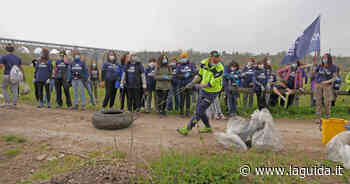 Studenti e volontari puliscono Cuneo - La Guida - LaGuida.it