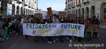 Mettono “all’asta” il pianeta Terra in piazza: anche a Cuneo sono tornati i giovani che difendono il clima - La Stampa