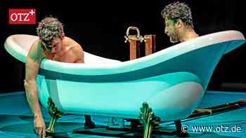 Theaterhaus Jena: Zwei Männer im Bad spielen „Im Tod“