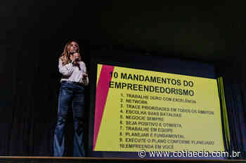 Público lota auditório em Cotia para prestigiar palestra da empreendedora Cris Arcangeli - Cotia e Cia