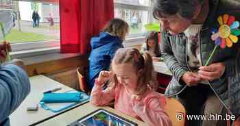 Leerlingen basisschool De Regenboog maken grootouders digitaal wegwijs - Het Laatste Nieuws