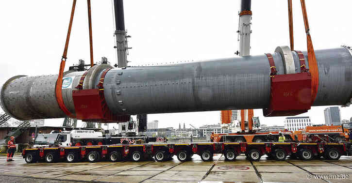 Mannheim:  Tonnenschwere Drehrohröfen landen auf Friesenheimer Insel