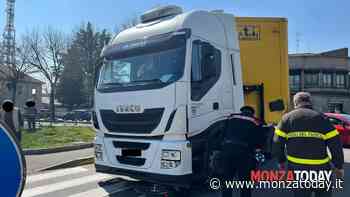 Donna in bici investita da camion: 39enne grave - MonzaToday