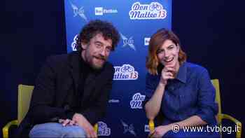 Don Matteo 13, Maurizio Lastrico e Maria Chiara Giannetta: “Anna e Marco sono cresciuti. Lo sketch di Sanremo? Preparato su questo set!” (Video) - Tvblog