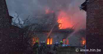 Uitslaande brand legt woning volledig in de as, gezin kan tijdig ontkomen - Het Laatste Nieuws