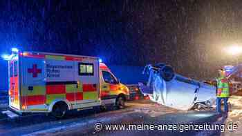 Chaos oder Winterzauber? Schnee bringt Autofahrer in Not