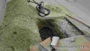 Tiefes Loch mitten im Gehweg: „Völlig ungesicherte“ Baugrube sorgt in Mühldorf für reichlich Aufregung