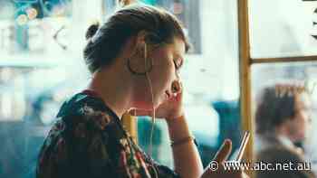 A long commute to and from work on public transport may have hidden benefits - ABC News