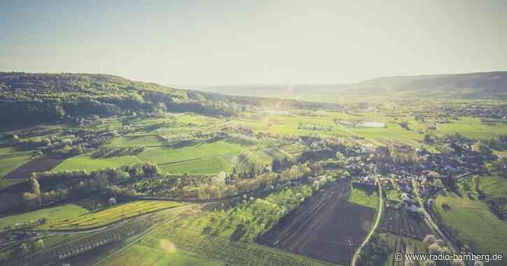 Schmuckaktion am größten Osterbrunnen der Welt in bieberbach