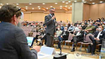 Große Liebherr-Erweiterung in Berg: Infoveranstaltung der Stadt Ehingen in der Lindenhalle zieht 250 Zuhörer an - SWP