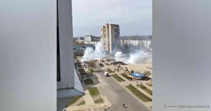 Guerra Russia-Ucraina, spari ed esplosioni durante una manifestazione pacifica a Enerhodar – Video