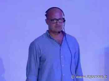 "Non smetterò di cercare il tuo sgardo". Il messaggio di Maria De Filippi dopo la morte del suo assistente