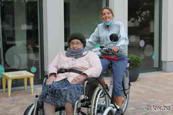Met de rolstoel op de fiets bij WZC Sint-Remigius in Pittem - KW.be - KW.be