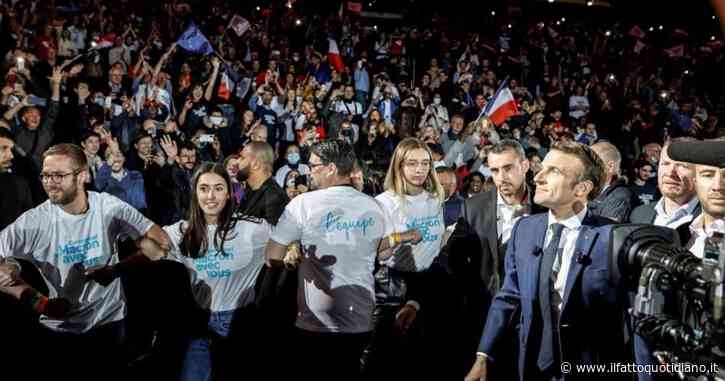 Francia, primo e unico maxi-comizio di Macron con 35mila sostenitori: “A poche ore da qui c’è chi bombarda la democrazia”. E zittisce i fischi