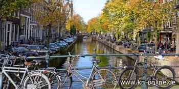 Van mit acht Touristen stürzt in Amsterdamer Gracht