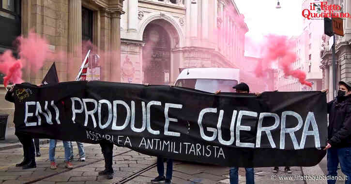 Guerra in Ucraina, corteo antimilitarista a Milano: “No all’aumento delle spese per l’esercito”. Cori contro Putin e la Nato – Video