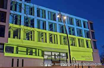 Lichtaktion in Leonberg: Rathaus leuchtet in Blau und Gelb - Leonberger Kreiszeitung - Leonberger Kreiszeitung