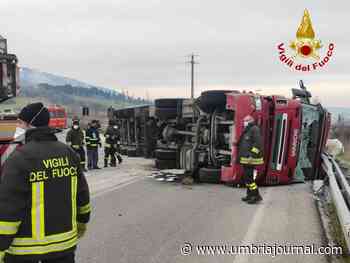 Tir si ribalta sulla strada statale 77 a Foligno, strada bloccata per ore - Umbria Journal il sito degli umbri