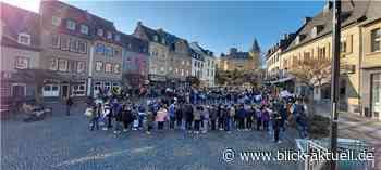 Über 200 Schüler senden Zeichen des Friedens für die Ukraine - Blick aktuell