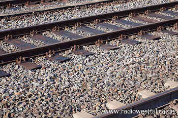 Mann spaziert über Bahngleise Richtung Minden - Radio Westfalica
