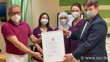 Praxis für Ausbildung geehrt: Schweriner Zahnarzt Ronald Heinze wirbt auf Tiktok um Nachwuchs - svz – Schweriner Volkszeitung