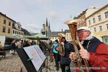 Einkauf mit Blasmusik beim Burgstädter Heimatmarkt - freiepresse.de