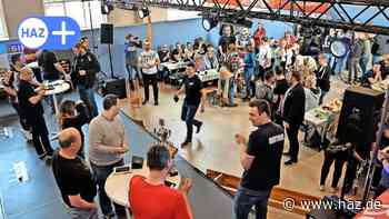 Dolger Darts Open in Sehnde: In der Turnhalle fliegen die Pfeile - HAZ