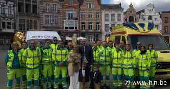 Collega-ambulanciers verrassen Thom tijdens huwelijk | Dendermonde | hln.be - Het Laatste Nieuws