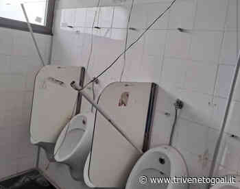 Pro Vercelli-Padova, i tifosi biancoscudati distruggono i bagni del Piola. Il club piemontese allibito: “Gesti vergognosi” - Trivenetogoal