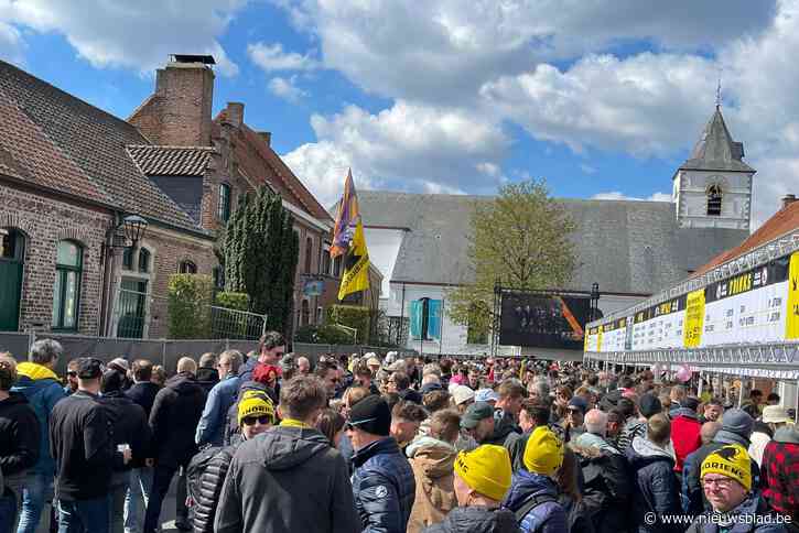 Massa toeschouwers verwelkomen renners op Kwaremont