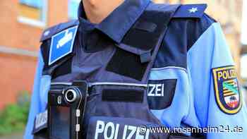 Polizisten sollen „alle noch eine Watsch‘n“ bekommen: Miesbacherin (49) tickt in Rosenheim aus