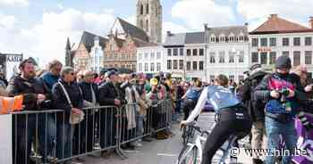 Massa volk bij voorstelling damesteams op de Markt in Oudenaarde - Het Laatste Nieuws