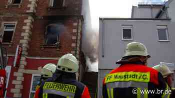 Neustadt bei Coburg: Feuerwehr rettet Frau aus brennendem Haus - br.de