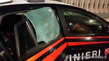 Follia in piazza a Moncalieri: sasso lanciato da un palazzo colpisce un'auto dei carabinieri - TorinoToday