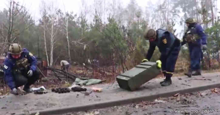 Guerra Russia-Ucraina, reparti speciali della polizia rimuovono gli ordigni dalle città bombardate – Video