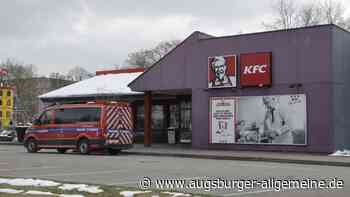 Abgehängte Decke fällt in Schnellimbiss-Restaurant herab