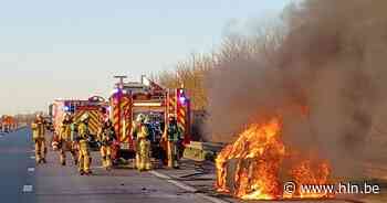 Mercedes brandt uit op E403: Vrouw en kind ongedeerd - Het Laatste Nieuws
