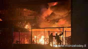 Incendio a Brugherio: fiamme e alta colonna di fumo nero - MonzaToday