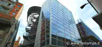 Precipita dall’ultimo piano del parcheggio di via Parma: ecco chi è l’uomo morto sul colpo - La Stampa