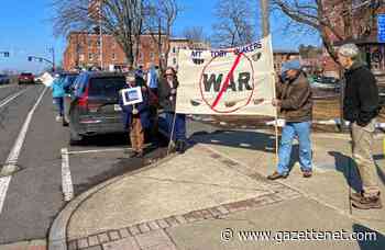 Protesters in Amherst rally for peace — and an end to nuclear weapons - GazetteNET