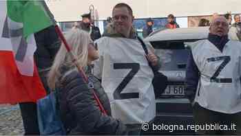 Modena, i No Pass in corteo sfilano con la Z di Putin - La Repubblica