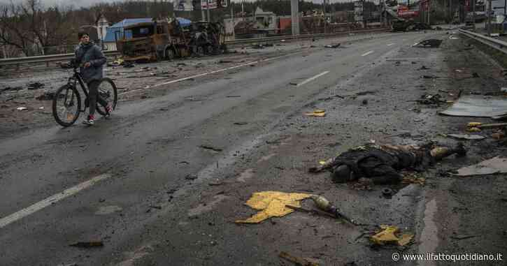 Massacro a Bucha, condanna dell’Europa. La Germania annuncia nuove sanzioni e invio di armi. Ma Mosca nega: “Immagini? Sono fake”