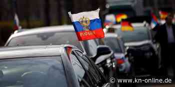 Mehrere hundert Fahrzeuge: Autokorso fährt mit russischen Fahnen durch Berlin