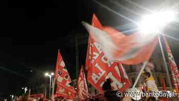 Il Bari in serie B, esplode la gioia in centro: cori, canti e bandiere biancorosse per festeggiare la promozione - BariToday